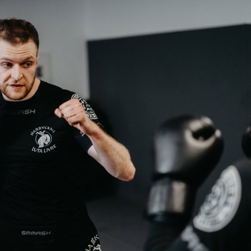 MMA-Sparring-Session in der Sportschule Harrycane in Herford mit Fokus auf Technik und Verteidigung.
